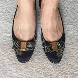 EUC Salvatore Ferragamo Vara Pump Black gold sz 7